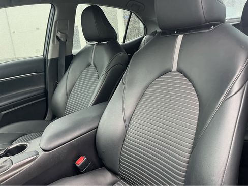 Used 2021 Toyota Camry SE w/ Convenience Package FWD image 6
