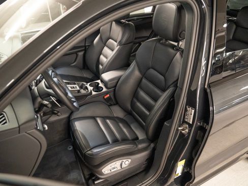 Certified 2026 Porsche Macan AWD/4WD image 5