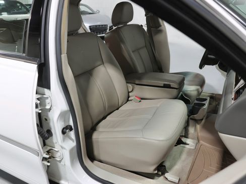 Used 2008 Lincoln Town Car Signature Limited RWD image 13