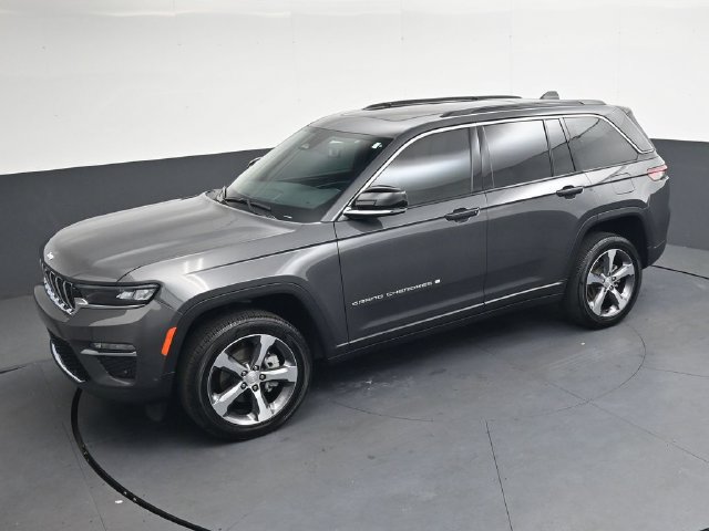 Used 2025 Jeep Grand Cherokee Limited w/ Luxury Tech Group II AWD/4WD image 28