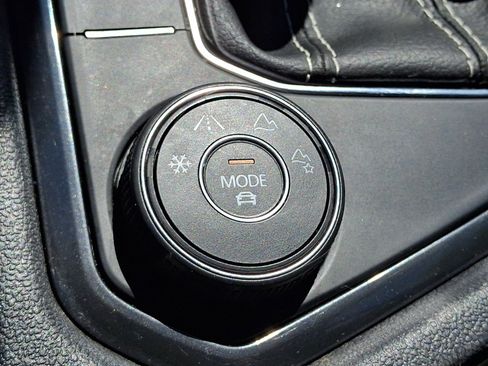 Certified 2023 Volkswagen Tiguan SE R-Line AWD/4WD image 28