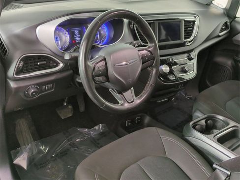 Used 2020 Chrysler Pacifica Touring w/ S Appearance Package image 10