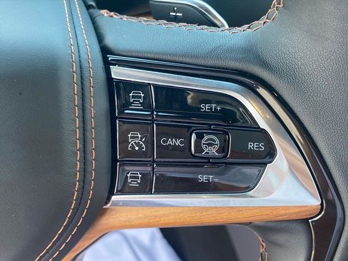 Used 2025 Jeep Grand Cherokee Summit AWD/4WD image 19