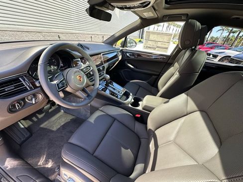 Used 2026 Porsche Macan AWD/4WD image 4