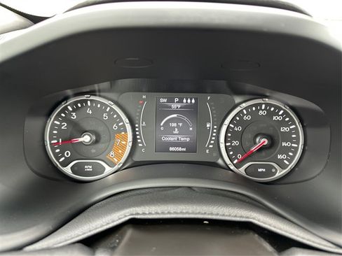 Used 2019 Jeep Renegade Latitude w/ Cold Weather Group AWD/4WD image 25