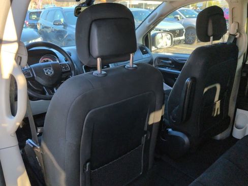 Used 2019 Dodge Grand Caravan SE w/ UConnect Hands-Free Group image 19
