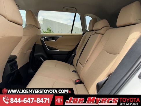 Used 2025 Toyota RAV4 XLE image 28