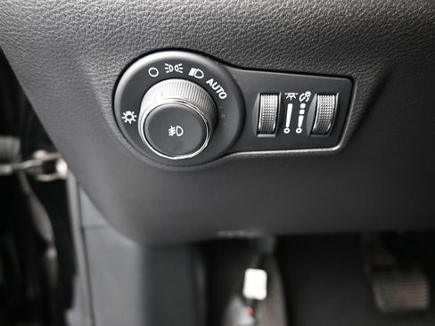 Used 2024 Jeep Compass Latitude image 28