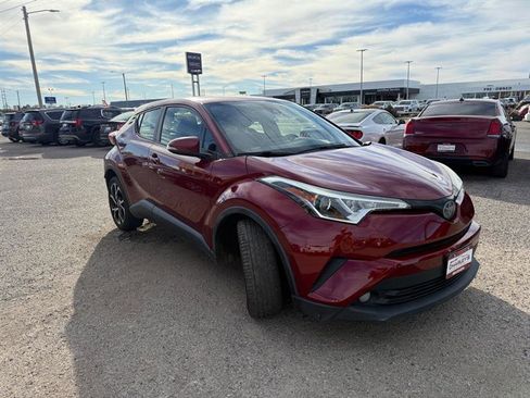Used 2018 Toyota C-HR XLE image 4