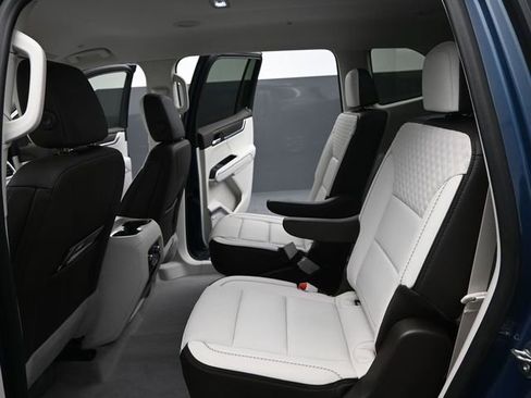 Used 2025 GMC Acadia Denali image 12