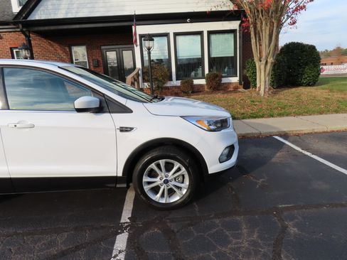 Used 2019 Ford Escape SE image 10
