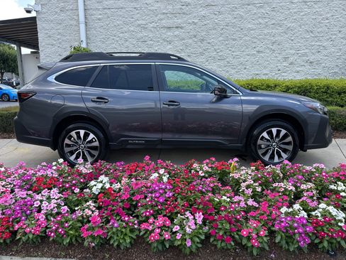 Used 2025 Subaru Outback Limited w/ Popular Package #2 AWD/4WD image 9