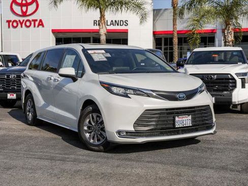 Certified 2023 Toyota Sienna XLE FWD image 1