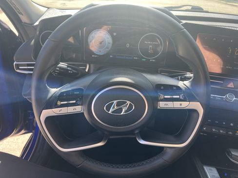 Used 2022 Hyundai Elantra Limited image 17