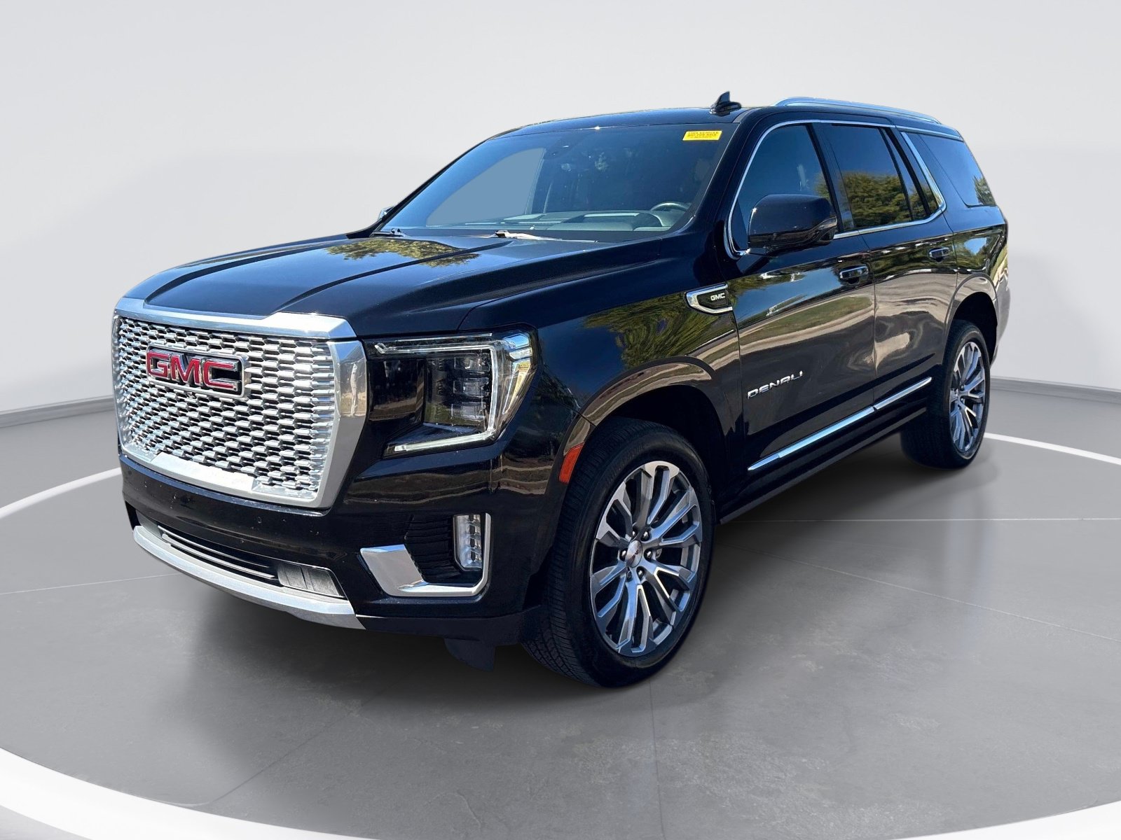 Used 2021 GMC Yukon Denali w/ Denali Premium Package AWD/4WD image 3