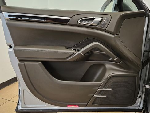 Used 2018 Porsche Cayenne Platinum Edition image 11