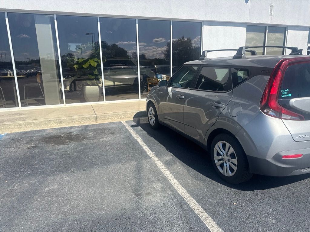 Used 2022 Kia Soul LX FWD image 2