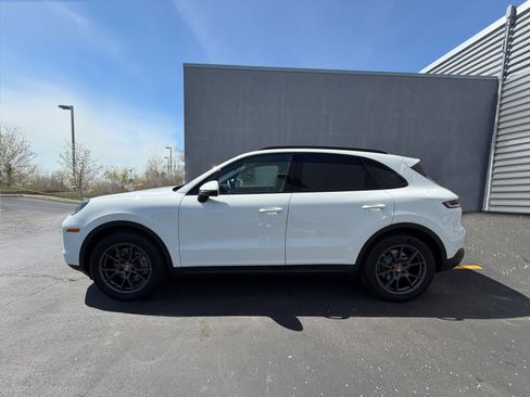 Certified 2025 Porsche Cayenne AWD/4WD image 2