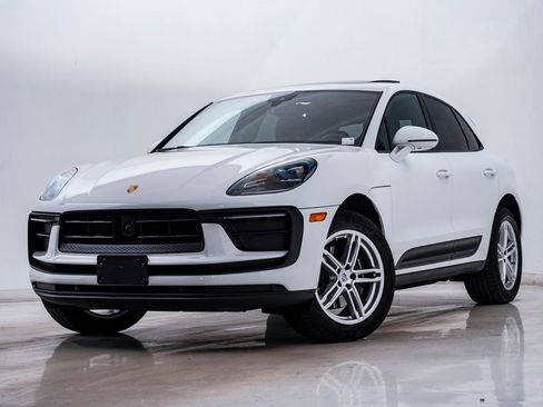 Certified 2025 Porsche Macan image 1