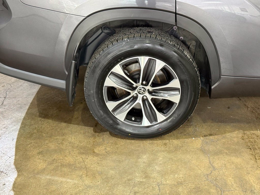 Used 2022 Toyota Highlander XLE AWD/4WD image 6