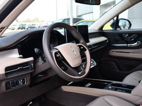 Used 2023 Lincoln Corsair Standard image 11