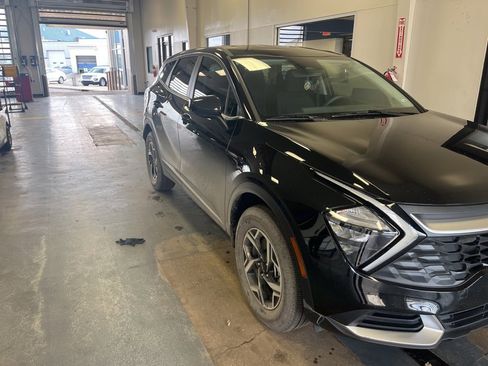 Used 2023 Kia Sportage LX image 1