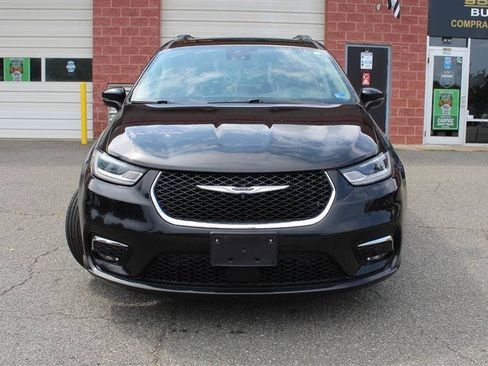 Used 2022 Chrysler Pacifica Touring-L w/ Uconnect Theater Family Group AWD/4WD image 8