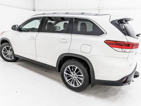 Used 2019 Toyota Highlander XLE AWD/4WD image 4