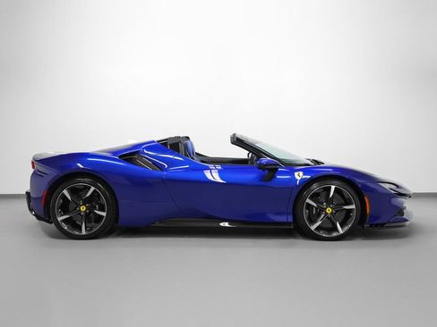 Used 2023 Ferrari SF90 Spider image 4