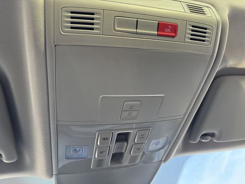 Certified 2025 Volkswagen Taos SE image 28