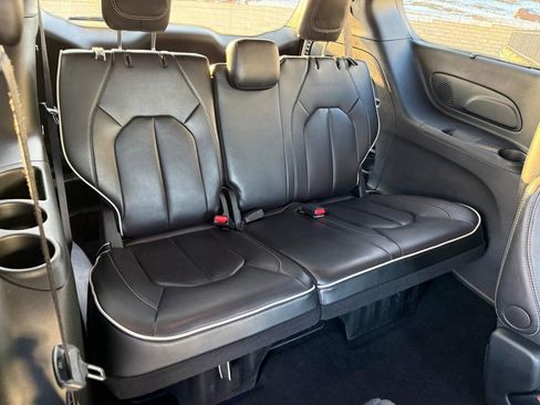 Used 2025 Chrysler Pacifica Limited image 13