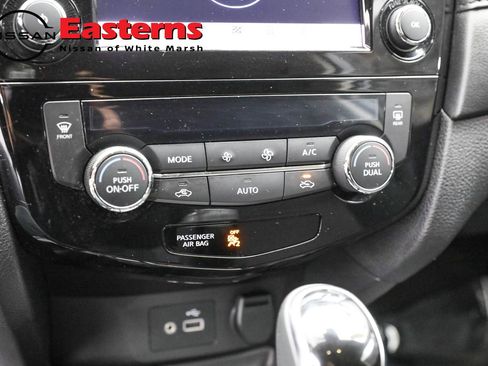 Used 2019 Nissan Rogue SV w/ Premium Package image 18