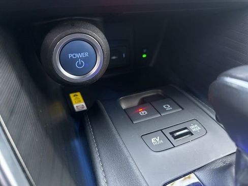 Used 2021 Toyota Venza XLE image 30