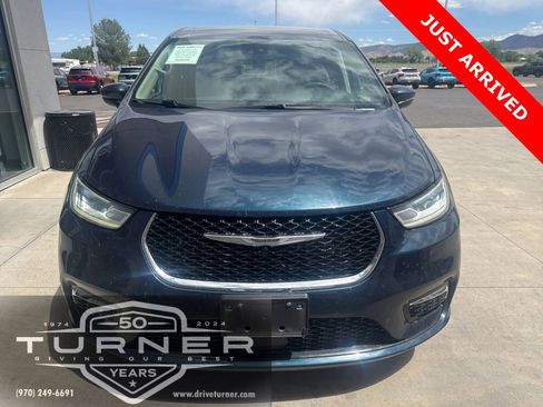 Used 2023 Chrysler Pacifica Touring-L FWD image 2