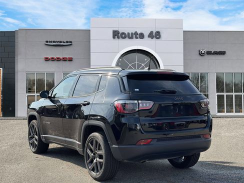 Used 2025 Jeep Compass Limited w/ Sun & Sound Group AWD/4WD image 4