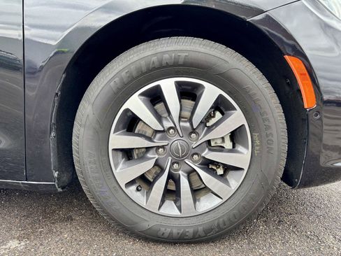 Used 2021 Chrysler Pacifica Touring-L image 17