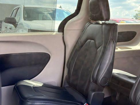 Used 2024 Chrysler Pacifica Touring-L FWD image 14