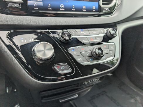 Used 2025 Chrysler Pacifica Select FWD image 25