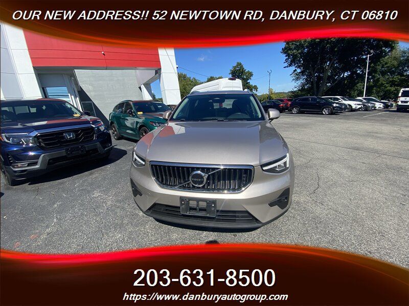 Used 2024 Volvo XC40 B5 Plus AWD/4WD image 8