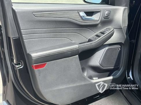 Used 2023 Ford Escape Platinum w/ Premium Technology Package AWD/4WD image 16