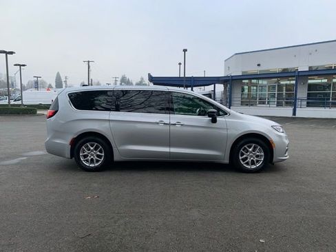 Used 2024 Chrysler Pacifica Touring-L image 7