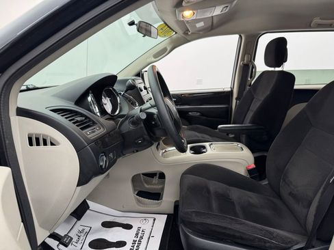 Used 2014 Dodge Grand Caravan SXT image 17