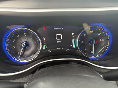 Used 2024 Chrysler Pacifica Touring-L image 30