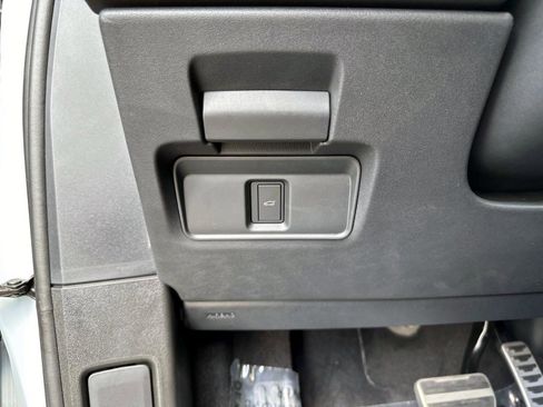 Used 2024 Land Rover Range Rover Evoque Dynamic SE image 25