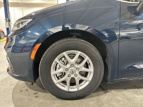 Used 2024 Chrysler Pacifica Touring-L image 18