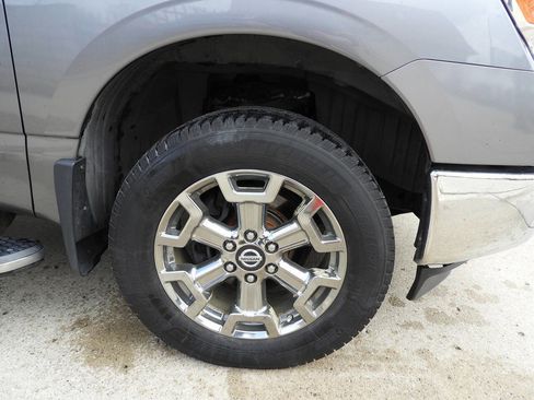 Used 2018 Nissan Titan SL w/ Chrome Package image 14