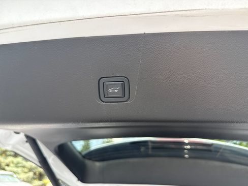 Used 2022 Chevrolet Traverse LT FWD image 41