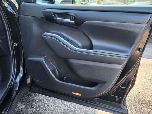 Used 2022 Toyota Highlander XLE image 16