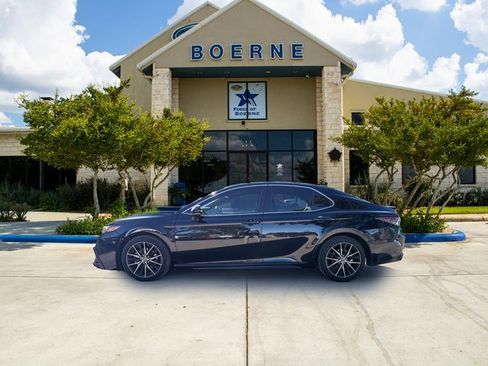 Used 2023 Toyota Camry SE image 2