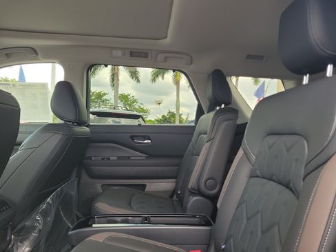New 2026 Nissan Pathfinder Platinum FWD image 10
